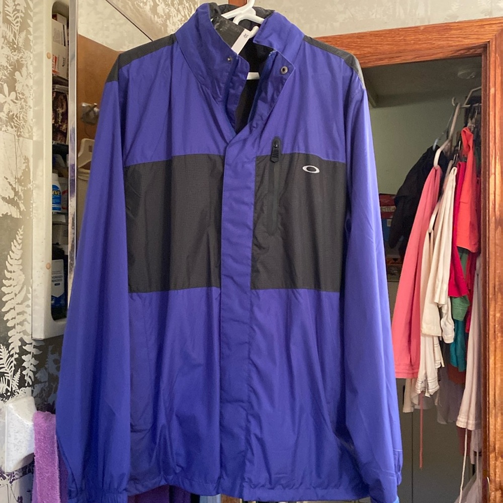 New with tags. Navy blue.  Oakley rain jacket. Size XL
